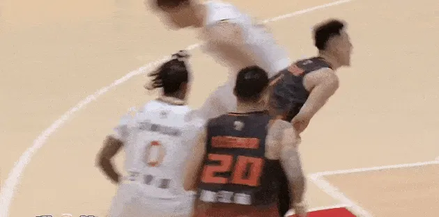 kaiyun-洛夫顿大帽、古德温快攻一条龙，上海已经48-18领先山东30分